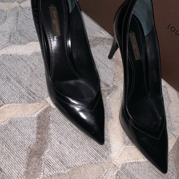 Louis Vuitton Black Pointed Toe Perforated Pumps - Picture 10 of 10